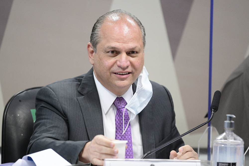 Após bate-boca e suspensões, presidente da CPI encerra sessão e diz que Ricardo Barros irá voltar como convocado