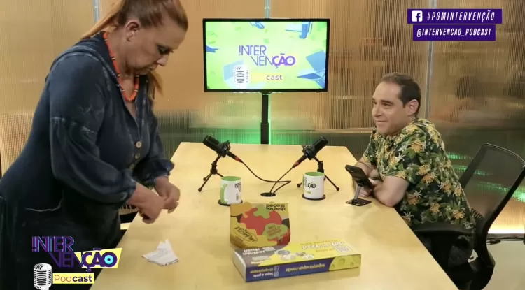 Rita Cadillac abandona podcast após pergunta sobre passado e rasga autorização ao vivo