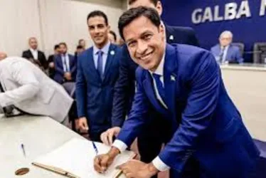 Rodrigo abre mão do maior instrumento de poder: a caneta de prefeito
