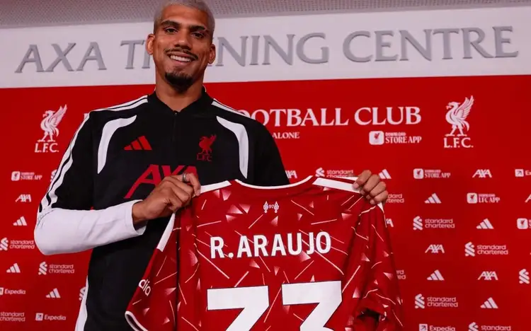 Liverpool anuncia Ronald Araújo como reforço por empréstimo do Barcelona