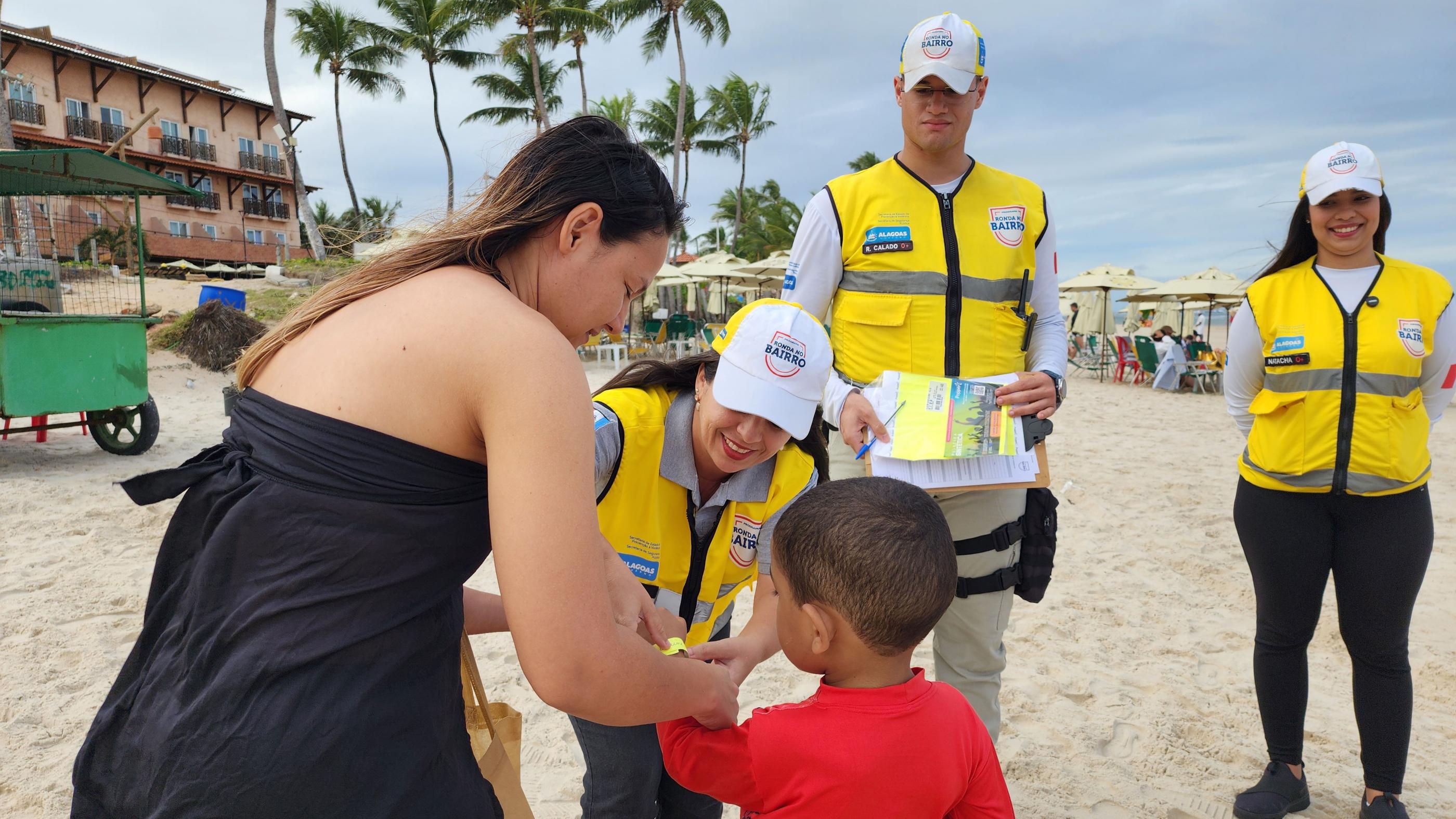 Ronda no Bairro distribui pulseiras de identificação para crianças nas praias do Francês e de Maceió