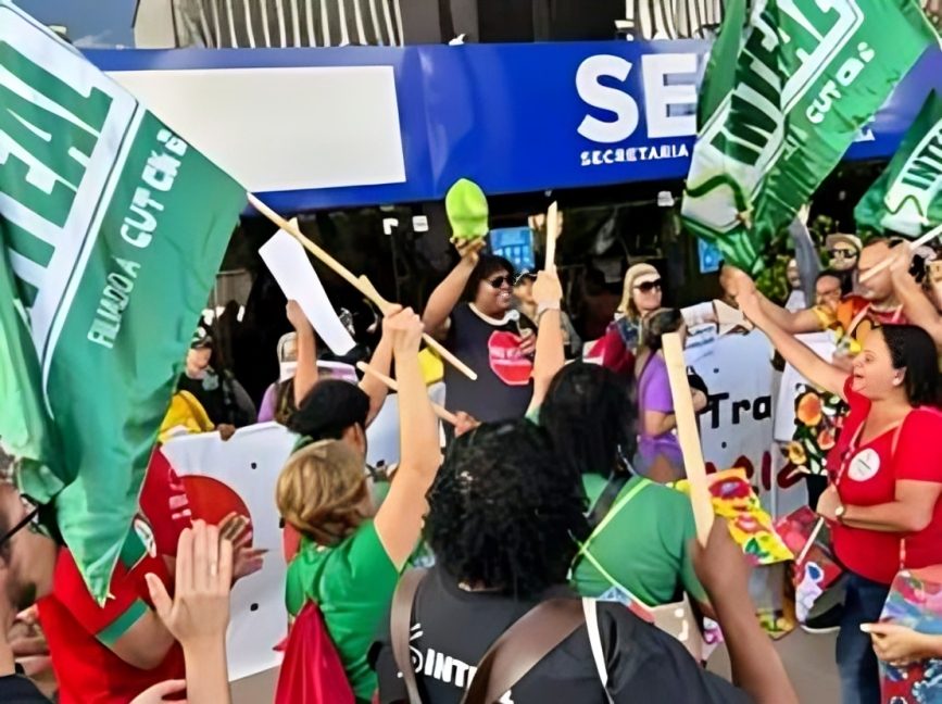 Seduc inicia corte de ponto de professores em greve nesta sexta
