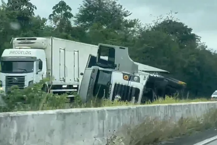 Caminhão da Shopee tomba na BR-101 e pode atrasar entregas