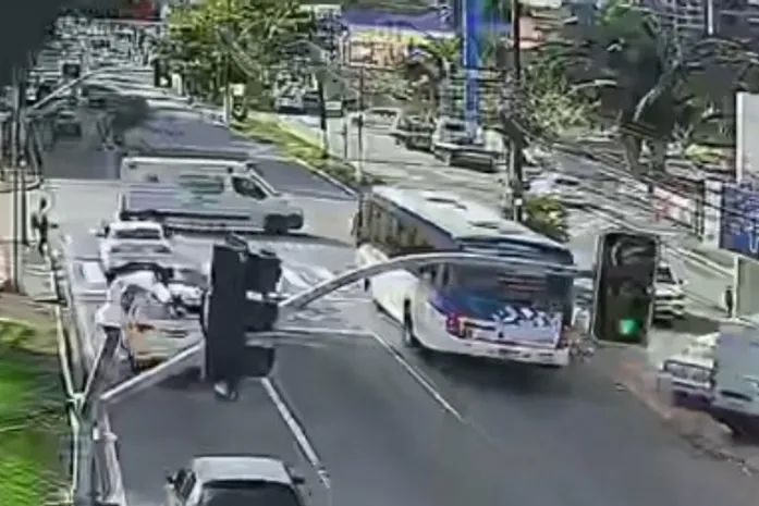 Vídeo mostra momento em que ﻿ambulância ﻿com gestante colide com ônibus e capota em Maceió