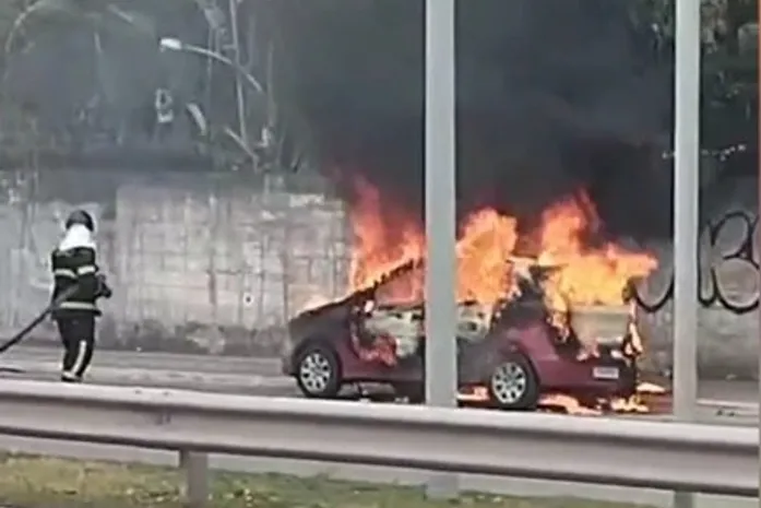 Carro é destruído por incêndio próximo à Ufal, em Maceió