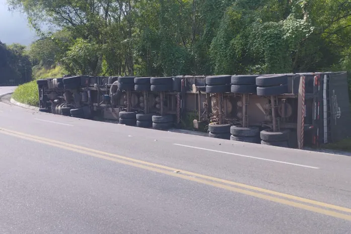 Carreta carregada de granito tomba na Ladeira de Atalaia e deixa motorista ferido