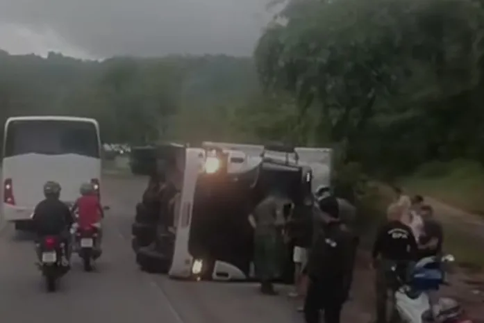 Carreta tomba na Ladeira do Catolé e provoca lentidão no trânsito em Maceió