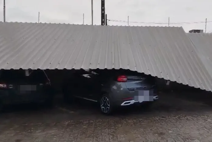 Cobertura de estacionamento desaba após temporal em interior de AL