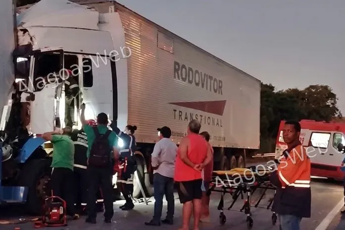 Homem fica preso às ferragens após colisão entre carretas na BR-101 em Alagoas