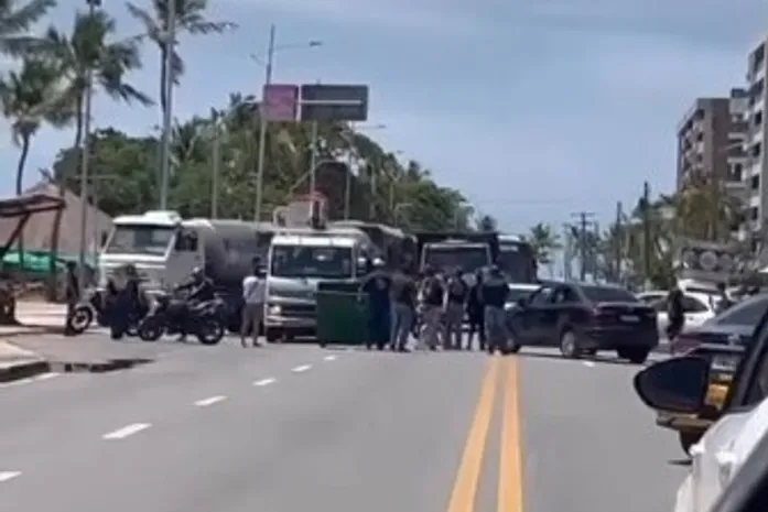 Trabalhadores da BRA bloqueiam via na Jatiúca em protesto contra atraso salarial