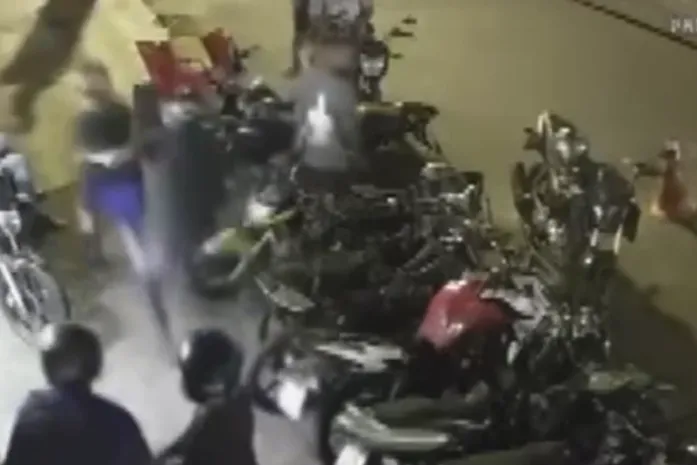 Torcedor do CRB é agredido e tem camisa levada em ação registrada no entorno do Rei Pelé