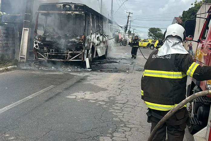 Ônibus é destruído por incêndio no bairro do Feitosa, em Maceió