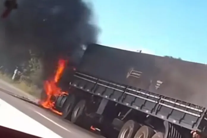 Carreta pega fogo e assusta motoristas na AL-110 em São Sebastião