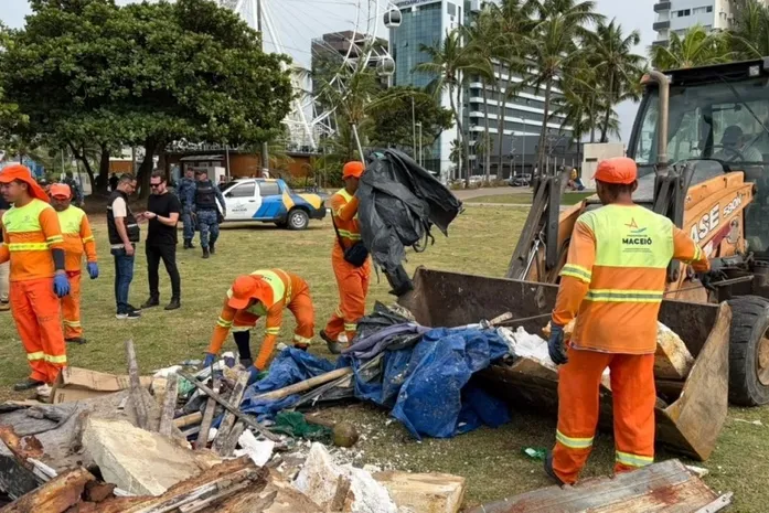Operação retira estruturas e entulhos da orla da Pajuçara