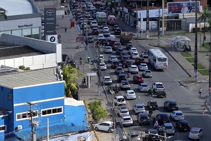 Mudanças na Av. Gustavo Paiva provocam retenções, batida e carros na contramão em Maceió