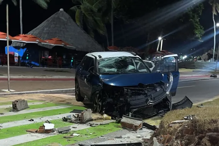Carro capota na madrugada e fica destruído no bairro da Jatiúca