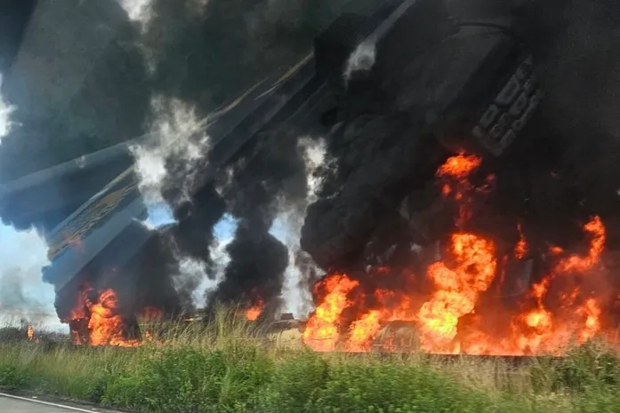 Caminhão tomba, explode e interdita BR-101 nos dois sentidos entre São Miguel e Luziápolis