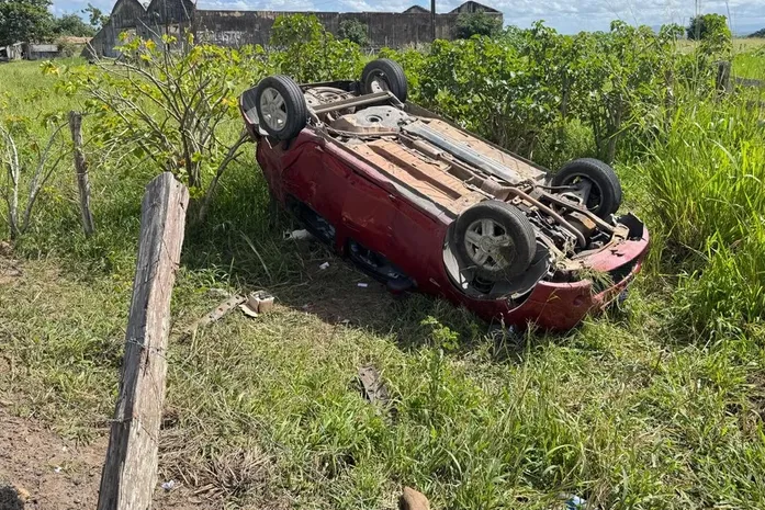 Carro capota e invade propriedade após motorista perder o controle na AL-220