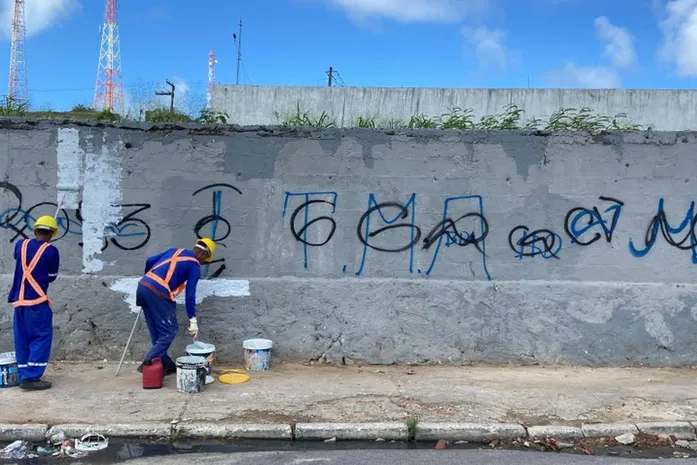 Antigo ponto de lixo no Jacintinho é alvo de pichação um dia após revitalização