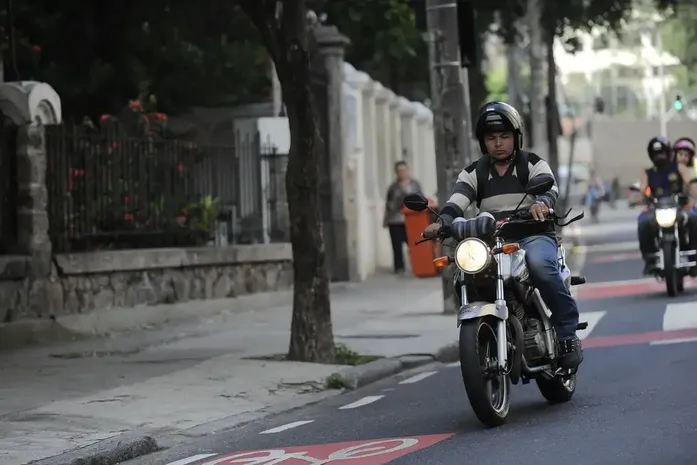 Motociclista de aplicativo é assaltado por falso passageiro em Arapiraca