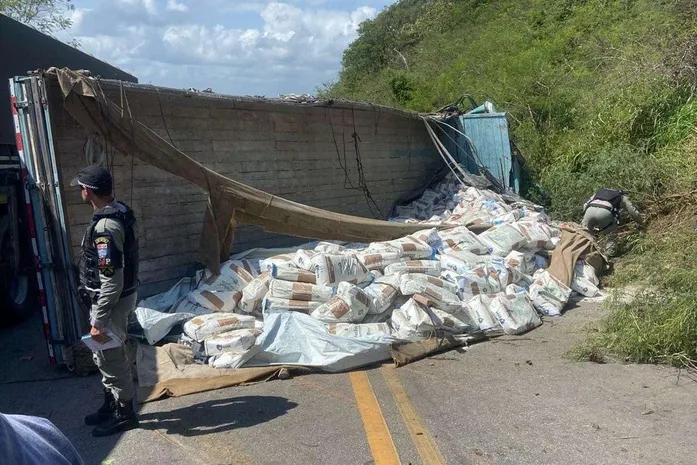 Caminhoneiro morre em acidente com carga de sal na Serra das Pias