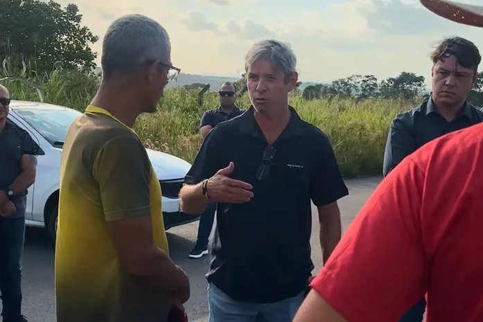 “Sou contra ladrão”: Cabo Bebeto acompanha corte de energia em acampamento do MST
