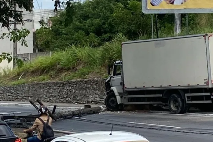 Caminhão derruba poste e deixa passageiros de van ilhados na Av. Afrânio Lages, em Maceió