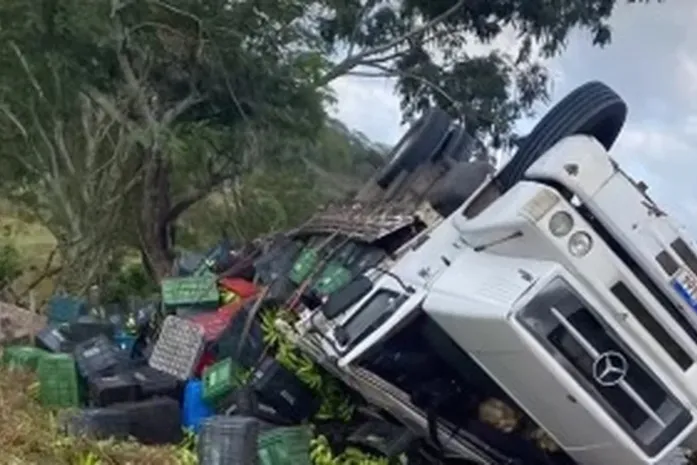 Caminhão carregado de bananas tomba na AL-220, em São José da Tapera