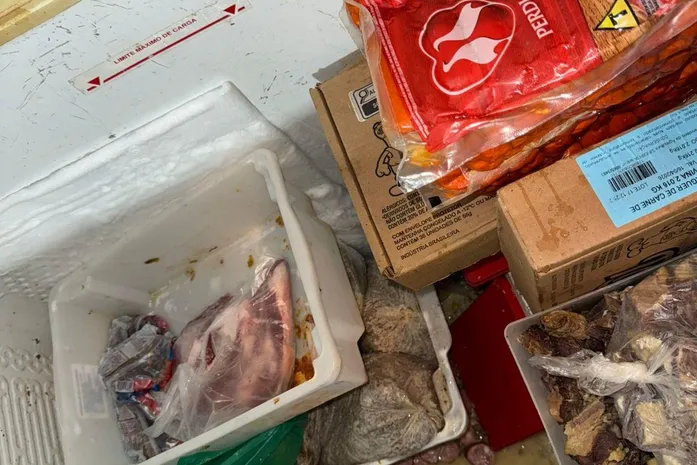 Vigilância Sanitária interdita trailer e apreende cerca de 20 kg de alimentos impróprios em Maceió