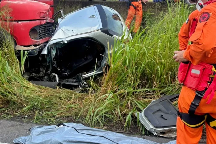 Colisão entre carro e caminhão deixa um morto na BR-101, em São Miguel dos Campos