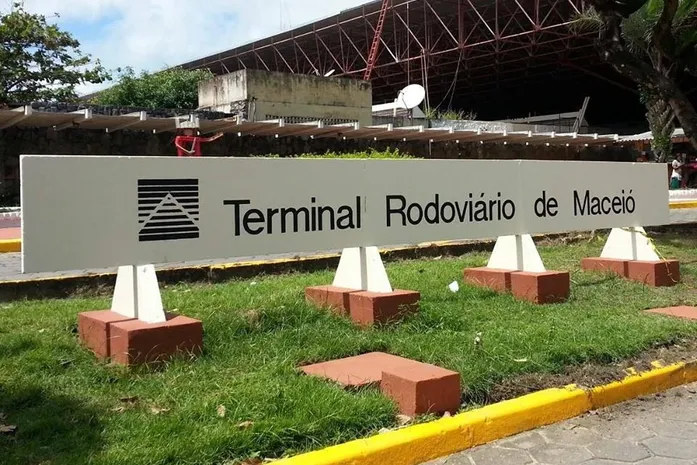 PM apreende quatro máquinas caça-níqueis em terminal no Feitosa