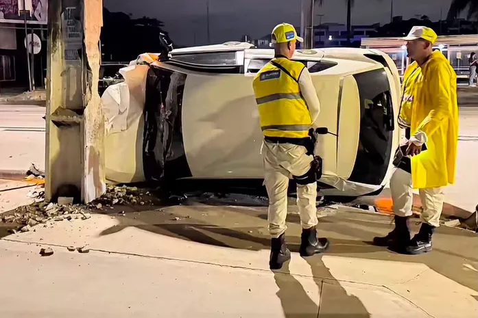 Acidente em Cruz das Almas: carro capota e atinge poste após colisão