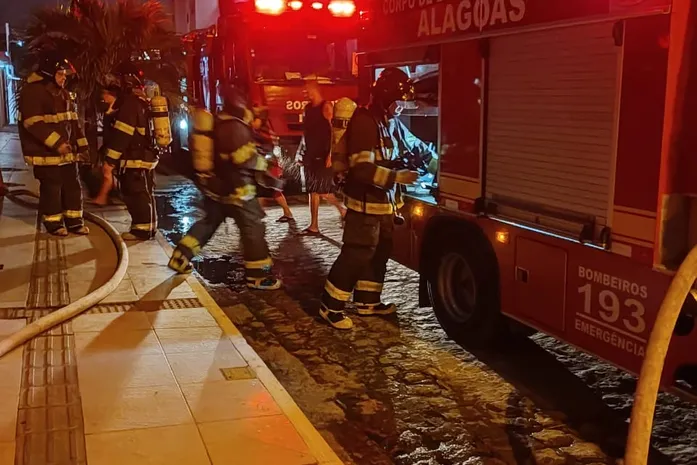 Mulher morre carbonizada após incêndio destruir barracos em Maceió