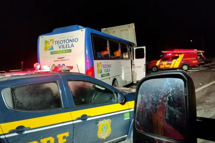 Motorista morre e 11 estudantes ficam feridos em acidente na BR-101