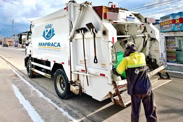 Em AL, caminhão de lixo da prefeitura perde o freio na chuva e derruba muro de residência