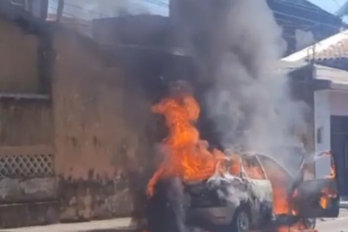 Carro pega fogo e assusta moradores em interior de Alagoas