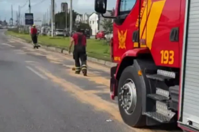 Vazamento de óleo interdita trecho da Avenida Menino Marcelo e gera caos no Antares
