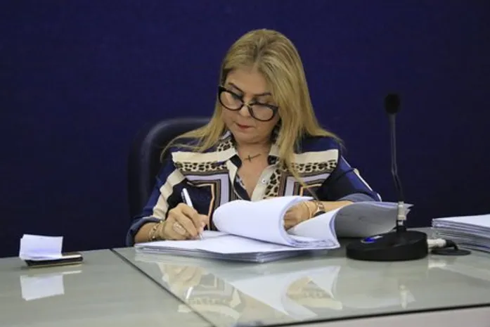 Vereadora se licencia na Câmara de Maceió e passa mandato para o próprio filho