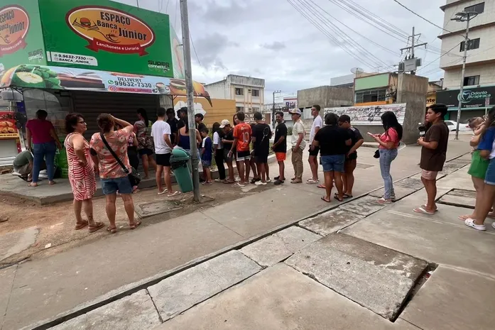 Banca anuncia figurinhas da Copa e gera fila em Arapiraca