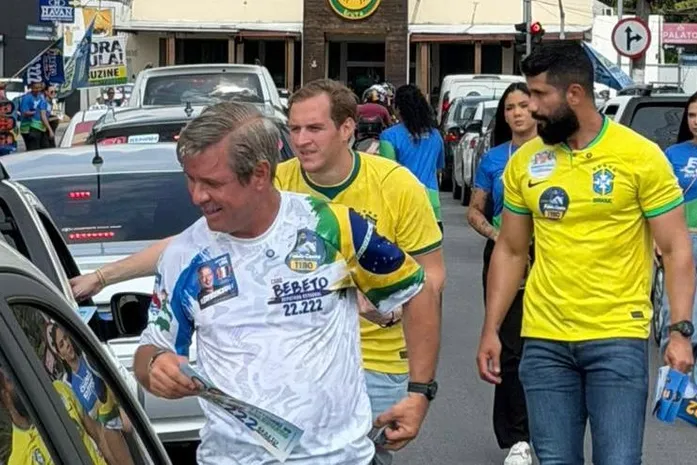 Cabo Bebeto e Fábio Costa iniciam semana com adesivaço nos sinais do Farol