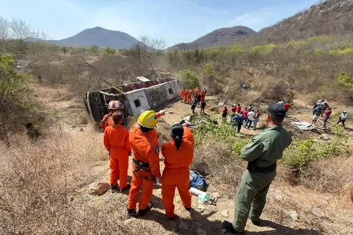 Polícia descarta falha mecânica em ônibus que matou 16 romeiros