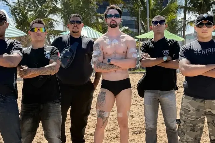 Rico Melquiades vai à praia em Maceió escoltado por cinco seguranças