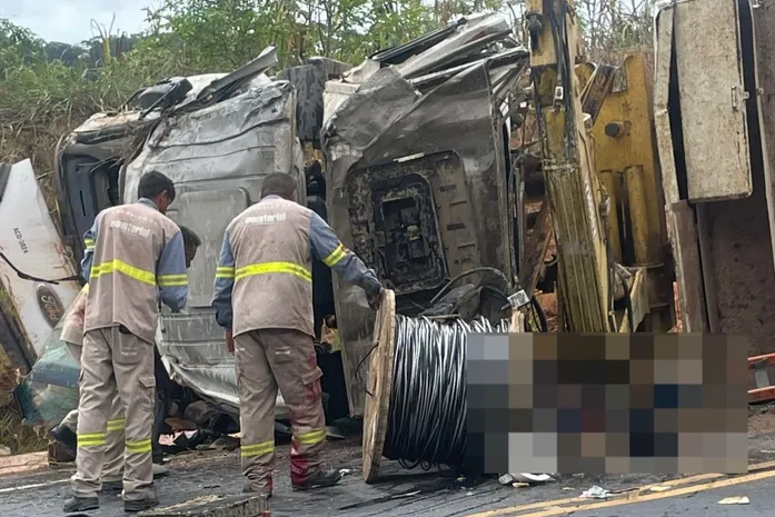 Caminhão capota na BR-416 e homem fica preso às ferragens