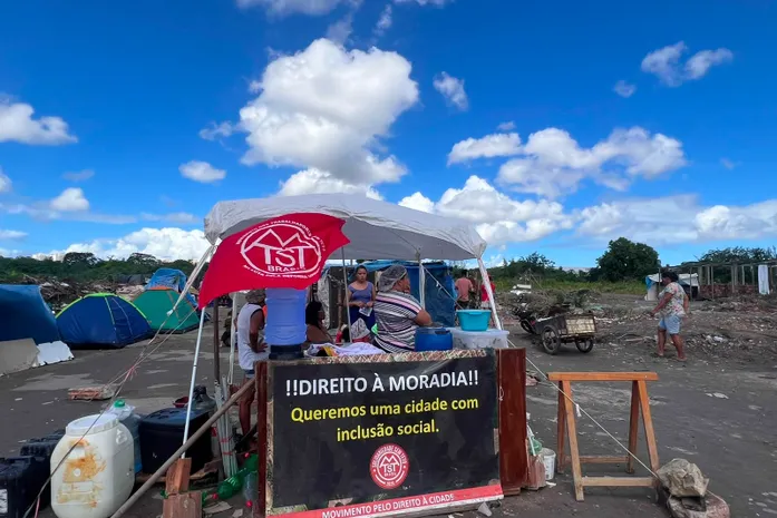 MTST ocupa terreno na Cidade Universitária e cobra políticas de moradia, em Maceió