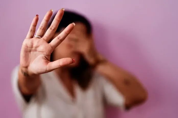 Mãe passa a noite no terraço com os filhos após ameaça de morte, em Maceió