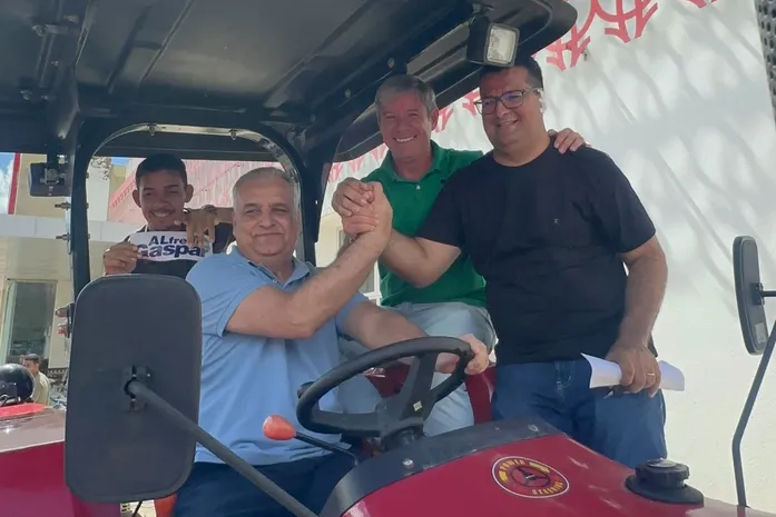 Cabo Bebeto e Alfredo Gaspar participam de entrega de trator agrícola a comunidade sertaneja
