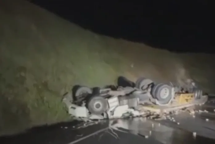 Motorista fica preso às ferragens e morre após capotamento de carreta carregada de achocolatados