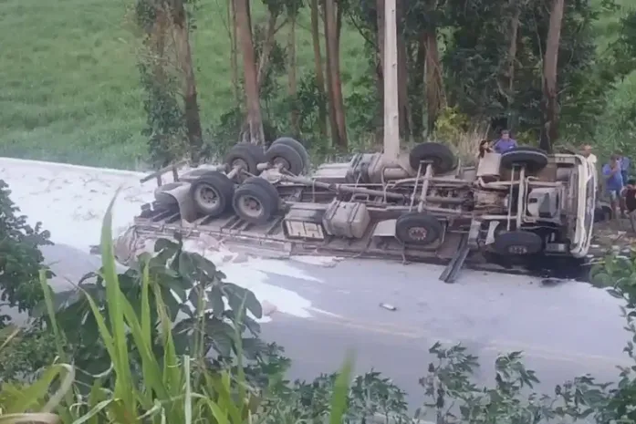 Carga de gesso interdita trecho da AL-104 após tombamento