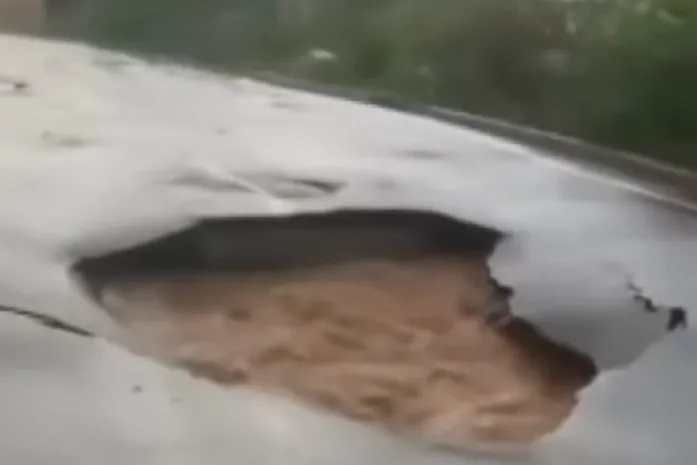 Forte chuva abre cratera e interdita rua no interior de AL