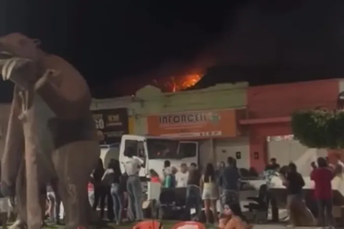 Incêndio atinge lanchonete e se espalha para imóveis vizinhos em Maravilha